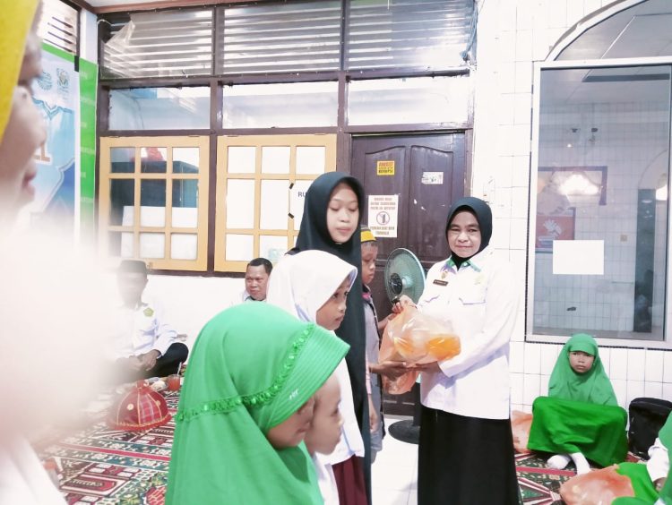 150 Anak Yatim di Majene Terima Bantuan Dana Infaq dari Pegawai Kantor Agama