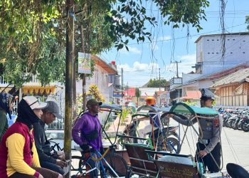 Satlantas Polres Majene Edukasi Tukang Becak Tanjung Batu tentang Tertib Berlalu Lintas