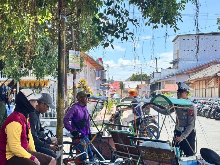 Satlantas Polres Majene Edukasi Tukang Becak Tanjung Batu tentang Tertib Berlalu Lintas