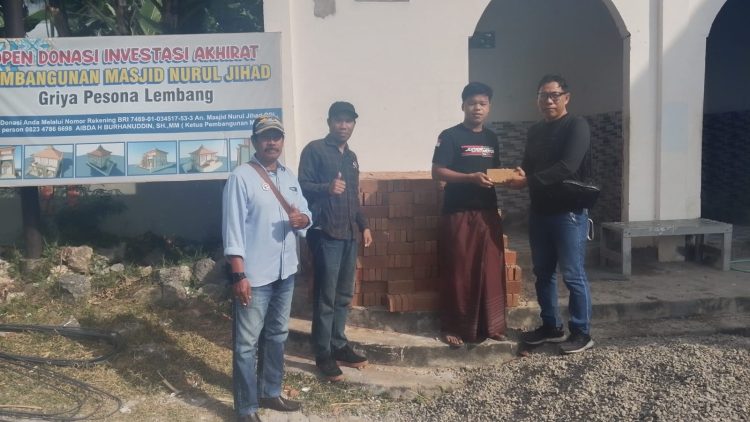 Jumat Berkah, Ketua IJS Serahkan 1.000 Batu Merah untuk Pembangunan Masjid Nur Tija BTN Ceria Pesona Lembang