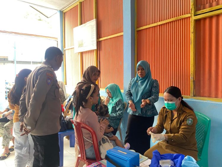 Bhabinkamtibmas Polsek Soreang Dampingi Pemeriksaan Kesehatan Gratis, Berikan Rasa Aman