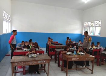 Polsek Malunda Kawal Penyaluran Makanan Bergizi Gratis di SD Negeri 03 Mosso
