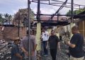 Bupati Majene Kunjungi Korban Kebakaran di Baruga dan Serahkan Bantuan