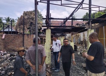 Bupati Majene Kunjungi Korban Kebakaran di Baruga dan Serahkan Bantuan