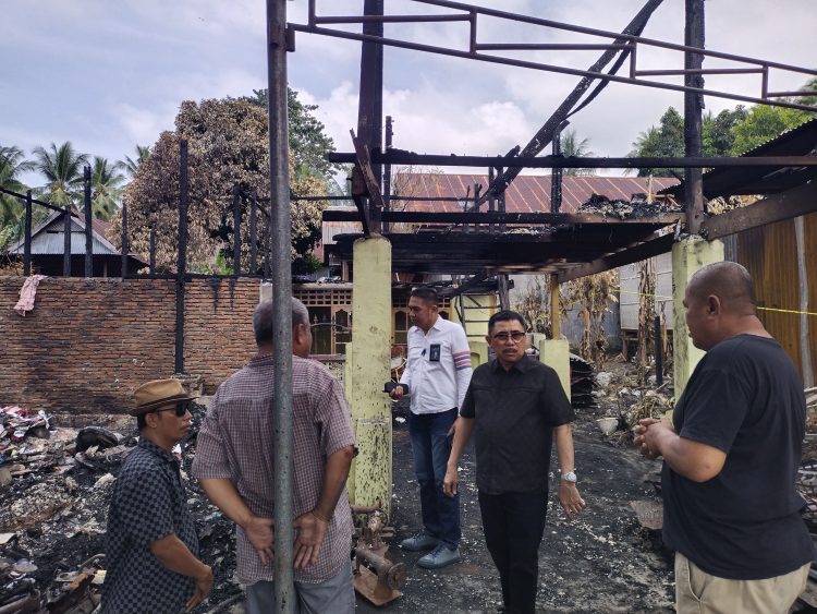 Bupati Majene Kunjungi Korban Kebakaran di Baruga dan Serahkan Bantuan