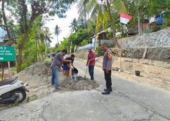 Bhabinkamtibmas Kelurahan Tande Ajak Warga Gotong Royong Bangun Pondasi Cegah Longsor
