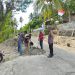 Bhabinkamtibmas Kelurahan Tande Ajak Warga Gotong Royong Bangun Pondasi Cegah Longsor