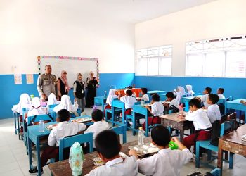 Polsek Malunda Kawal Penyaluran Makanan Bergizi Gratis untuk Siswa SD Negeri 03 Mosso
