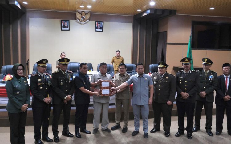 Pemkot Parepare Serahkan Ranperda Perubahan APBD 2025 ke DPRD