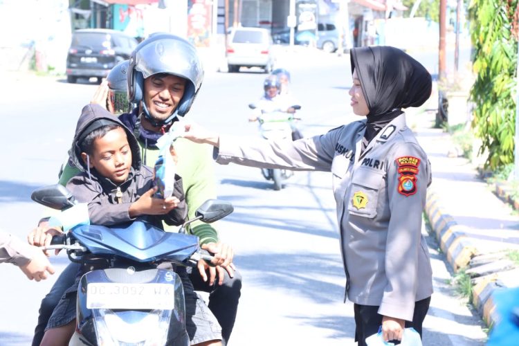 Polwan Polres Majene Gelar Bagi-Bagi Bingkisan Sambut Hari Jadi Polwan ke-77