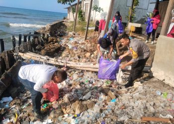 Polsek Banggae Gelar Kerja Bakti Bersama dalam Program Majene Mapaccing di Pasar TPI Majene