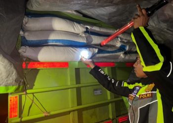 PJR Polda Sulbar Ciduk Truk Pembawa Pupuk Subsidi Ilegal!