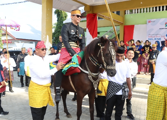 Kapolres Majene Bersama Ketua Bhayangkari Ikut Meriahkan Kirab Budaya Hari Jadi Majene ke-480