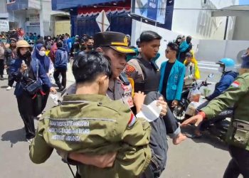 Wakapolres Parepare Gendong Mahasiswa Pingsan di Tengah Aksi Demo