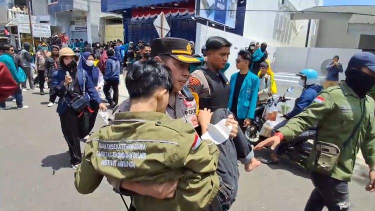 Wakapolres Parepare Gendong Mahasiswa Pingsan di Tengah Aksi Demo