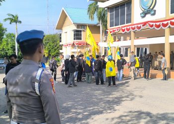 Polres Majene Kawal Aksi Pergerakan Mahasiswa Islam Indonesia (PMII) Majene di Kantor Bupati Majene