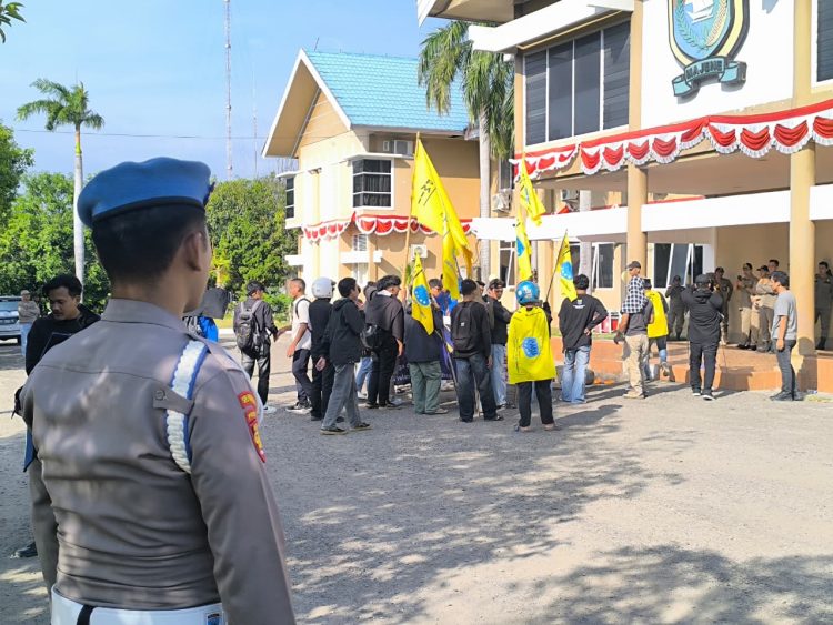 Polres Majene Kawal Aksi Pergerakan Mahasiswa Islam Indonesia (PMII) Majene di Kantor Bupati Majene