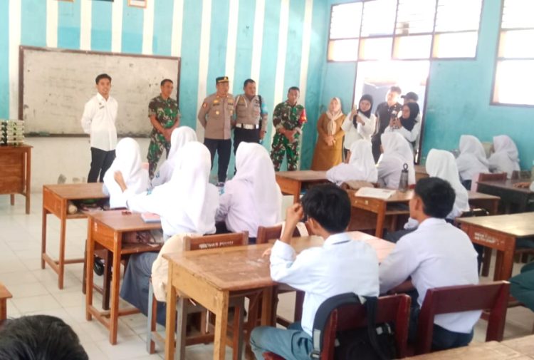 Kapolsek Pamboang Hadiri Launching Program Nasional Makan Bergizi Gratis di SMAN 1 Pamboang