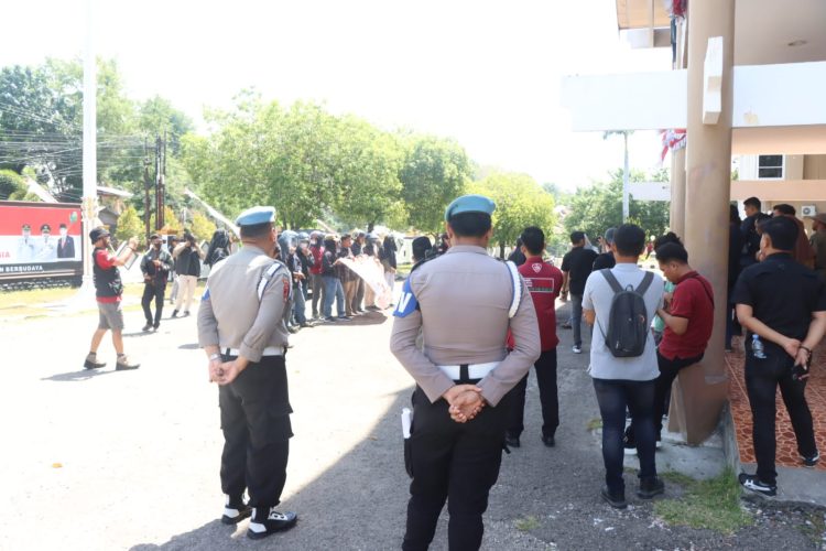 Puluhan Personel Polres Majene Amankan Aksi Damai Aliansi Pemuda Desa Kabupaten Majene