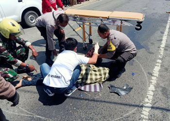 Polsek Sendana Bantu Evakuasi Korban Kecelakaaan Minibus vs Sepeda Motor di Desa Seppong