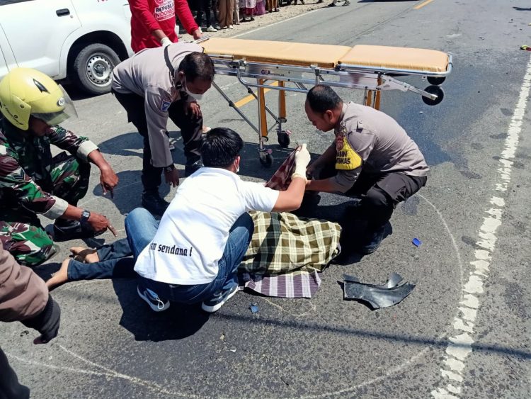 Polsek Sendana Bantu Evakuasi Korban Kecelakaaan Minibus vs Sepeda Motor di Desa Seppong