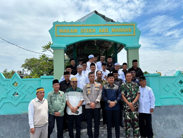 Kapolres Majene Hadiri Ziarah Makam Tokoh-tokoh Ulama Besar Sambut Maulid Nabi Muhammad SAW 1447 H