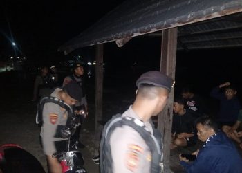 Antisipasi Aksi Kriminal, Samapta Polres Majene Gelar Patroli Malam di Wilayah Labuang dan Pantai Barane