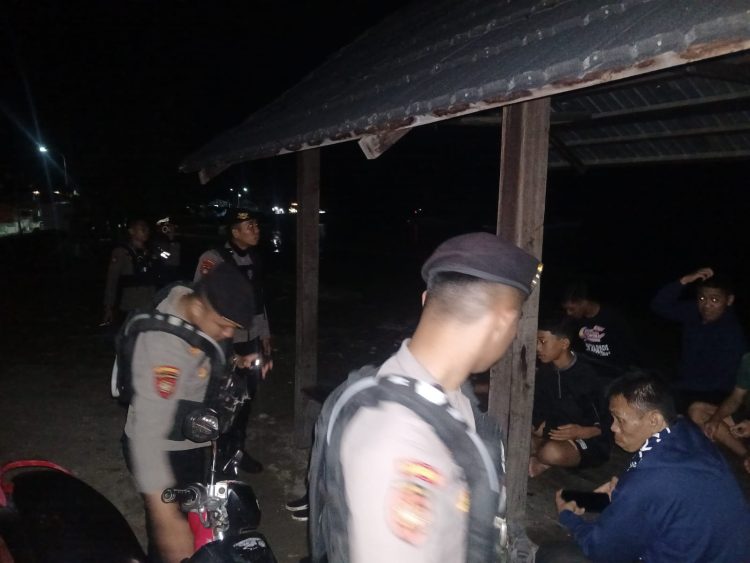 Antisipasi Aksi Kriminal, Samapta Polres Majene Gelar Patroli Malam di Wilayah Labuang dan Pantai Barane