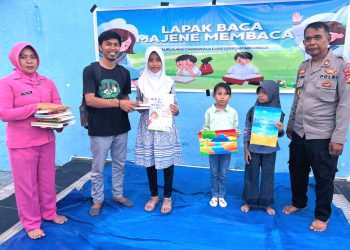 Tumbuhkan Minat Baca Sejak Dini, Satuan Binmas Polres Majene dan Penggiat Literasi Gelar Lapak Baca di Stadion Prasamya Mandar