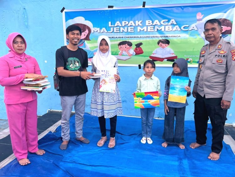 Tumbuhkan Minat Baca Sejak Dini, Satuan Binmas Polres Majene dan Penggiat Literasi Gelar Lapak Baca di Stadion Prasamya Mandar