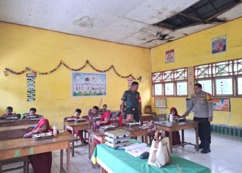 Bhabinkamtibmas Polsek Pamboang dan Babinsa Pantau Pemberian Makan Bergizi Gratis di Desa Adolang Dhua