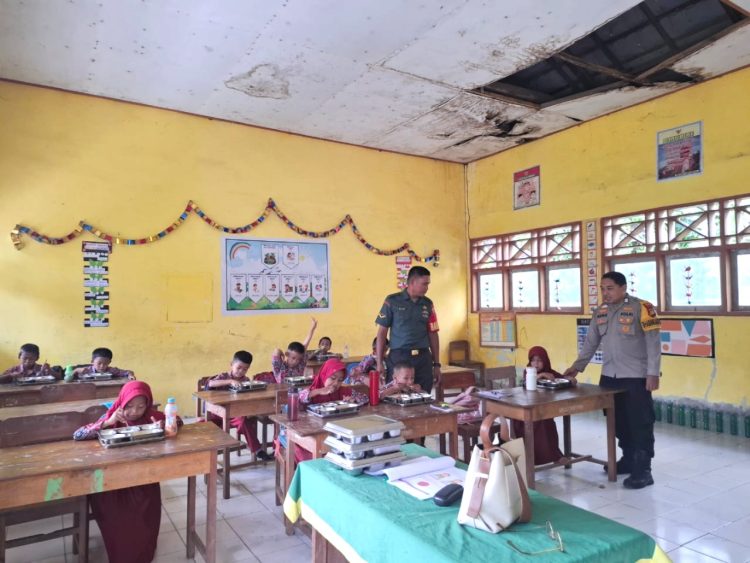Bhabinkamtibmas Polsek Pamboang dan Babinsa Pantau Pemberian Makan Bergizi Gratis di Desa Adolang Dhua