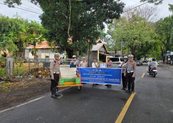 Sambut Hari Lalu Lintas Bhayangkara ke-70, Sat Lantas Polres Parepare Berbagi Sembako untuk Pengayuh Becak