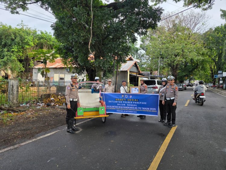 Sambut Hari Lalu Lintas Bhayangkara ke-70, Sat Lantas Polres Parepare Berbagi Sembako untuk Pengayuh Becak