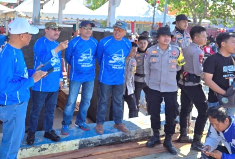 Personel Polres Majene Amankan Lomba Segitiga Perahu Sandeq pada Festival Sandeq Teluk Mandar 2025