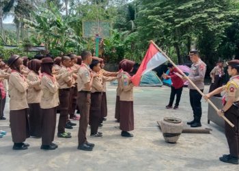 Kapolsek Pamboang Pimpin Upacara Pelantikan dan Penutupan Perkemahan Saka Bhayangkara Polsek Pamboang Tahun 2025