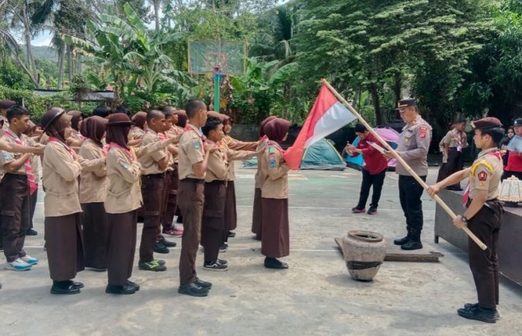 Kapolsek Pamboang Pimpin Upacara Pelantikan dan Penutupan Perkemahan Saka Bhayangkara Polsek Pamboang Tahun 2025