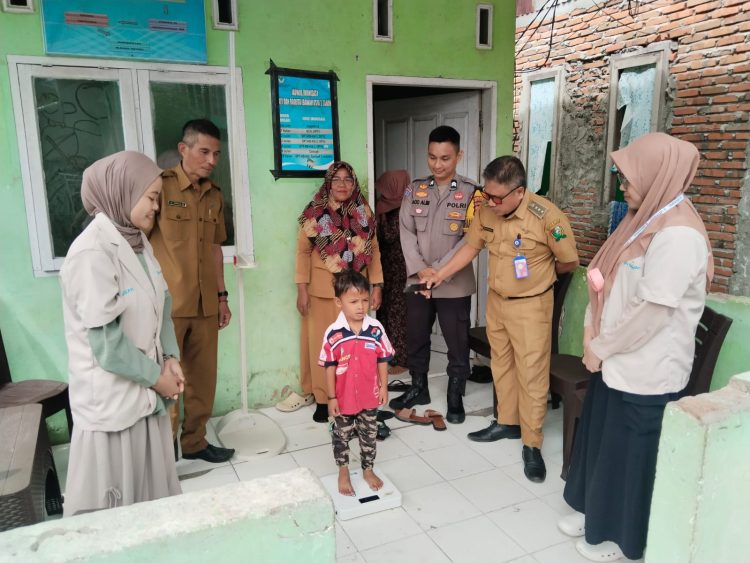Bhabinkamtibmas Polsek Banggae Dampingi Kegiatan Posyandu, Wujudkan Komitmen Cegah Stunting di Majene