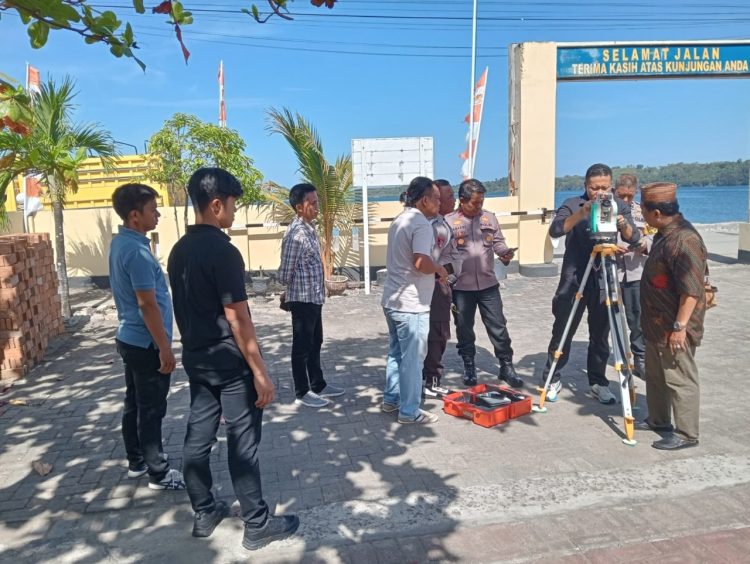 Rencana Pembangunan Musallah Nurul Qolby, Polsek KPN Polres Parepare Lakukan Pengukuran Arah Kiblat