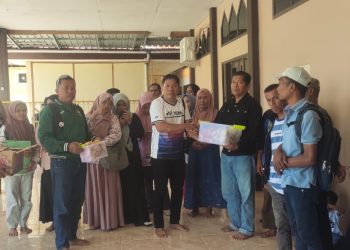 Ketua DPW IJS Majene Gelar Jumat Berkah, Bagikan Kue hingga Makanan untuk Warga