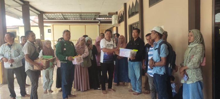 Ketua DPW IJS Majene Gelar Jumat Berkah, Bagikan Kue hingga Makanan untuk Warga