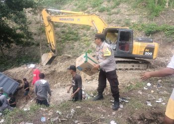 Personel Polsubsektor Tubo Sendana Amankan Proses Evakuasi Truk Fuso Tronton yang Terjun ke Jurang