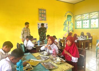 Bhabinkamtibmas Polsek Banggae dan Babinsa Kawal Program Pemberian Makan Bergizi Gratis di SDN 32 Barane