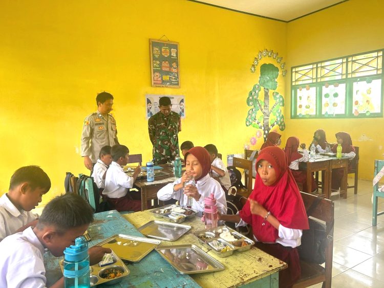 Bhabinkamtibmas Polsek Banggae dan Babinsa Kawal Program Pemberian Makan Bergizi Gratis di SDN 32 Barane