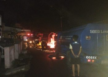 Lima Rumah Terbakar, Mobil Tangki PAM Tirta Karajae Bantu Padamkan Api