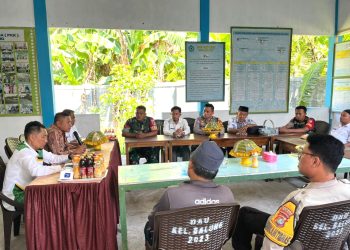 Bahas Status Lahan Sekolah, Bhabinkamtibmas Polsek Banggae Hadiri Rakor Bersama Kepala Sekolah