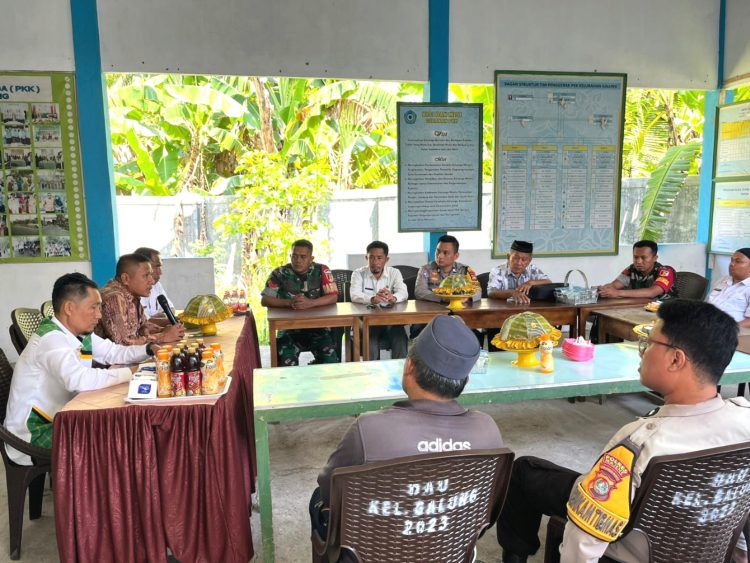 Bahas Status Lahan Sekolah, Bhabinkamtibmas Polsek Banggae Hadiri Rakor Bersama Kepala Sekolah