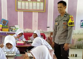 Polsek Pamboang Kawal Penyaluran Program Makanan Bergizi Gratis di SDN 3 Tinambung
