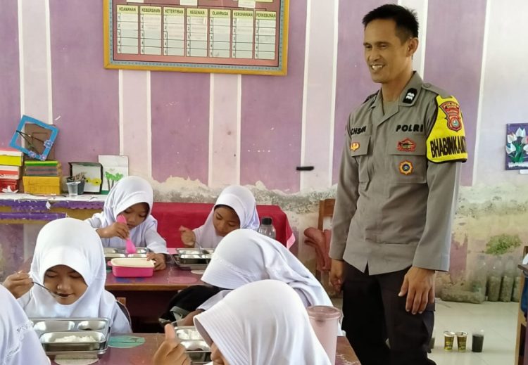 Polsek Pamboang Kawal Penyaluran Program Makanan Bergizi Gratis di SDN 3 Tinambung