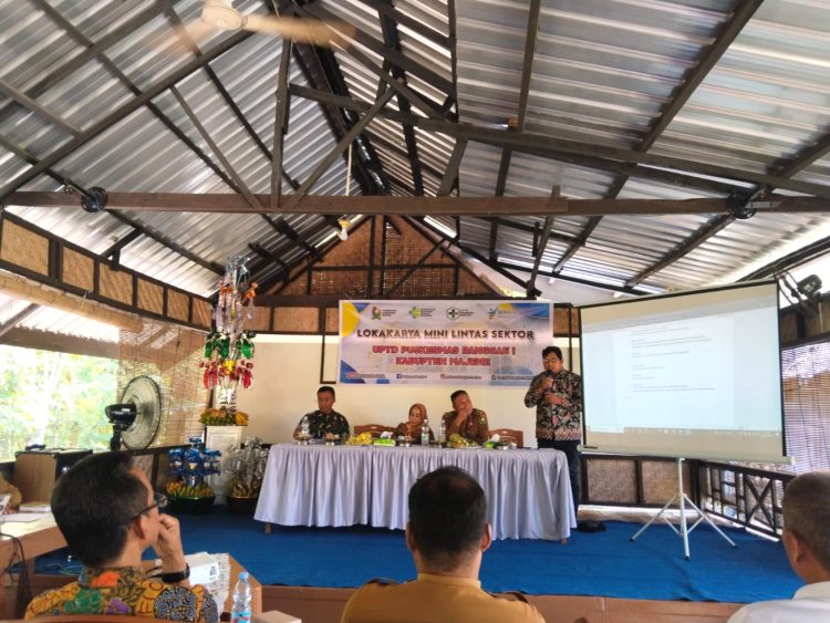 Bhabinkamtibmas Polsek Banggae Hadiri Loka Karya Mini Lintas Sektor Puskesmas Banggae I